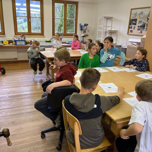 Kinder schneiden und kochen