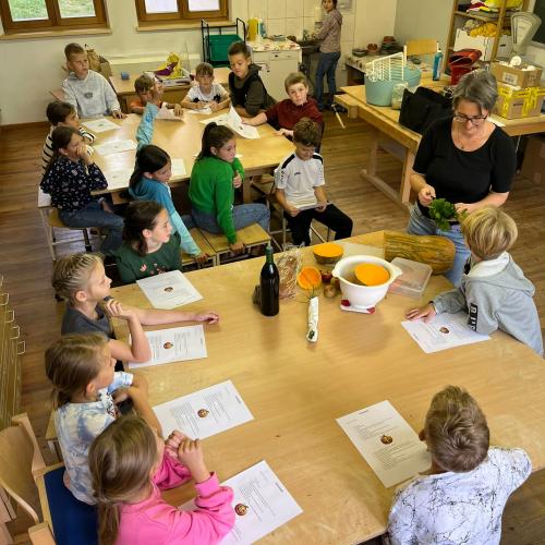 Kinder schneiden und kochen