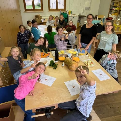 Kinder schneiden und kochen