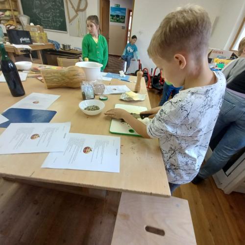 Kinder schneiden und kochen