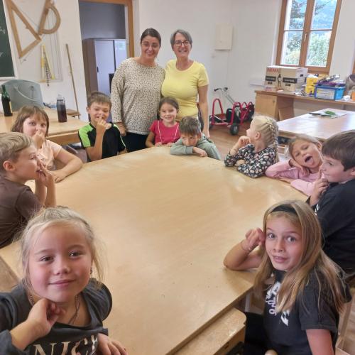 Kinder schneiden und kochen