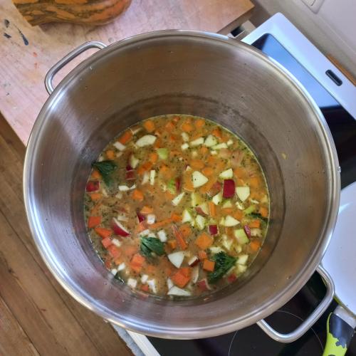 Kinder schneiden und kochen