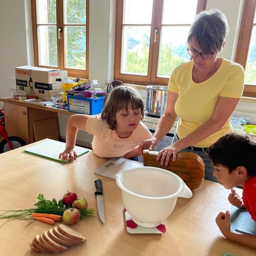 Kinder schneiden und kochen