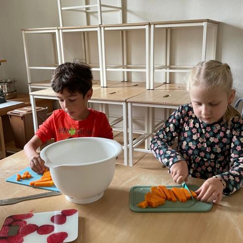 Kinder schneiden und kochen