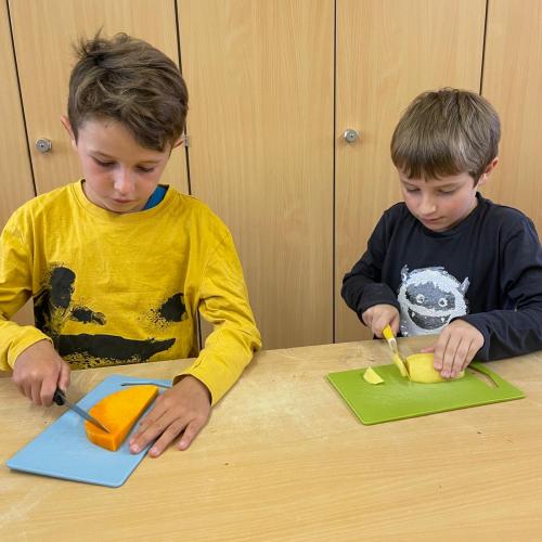 Kinder schneiden und kochen