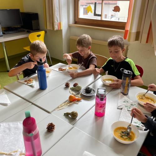 Kinder essen die leckere Suppe
