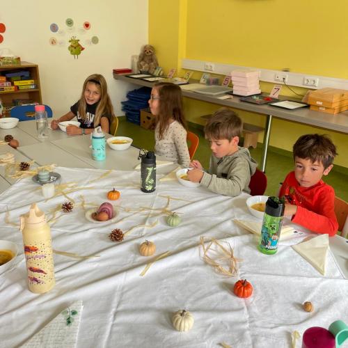 Kinder essen die leckere Suppe