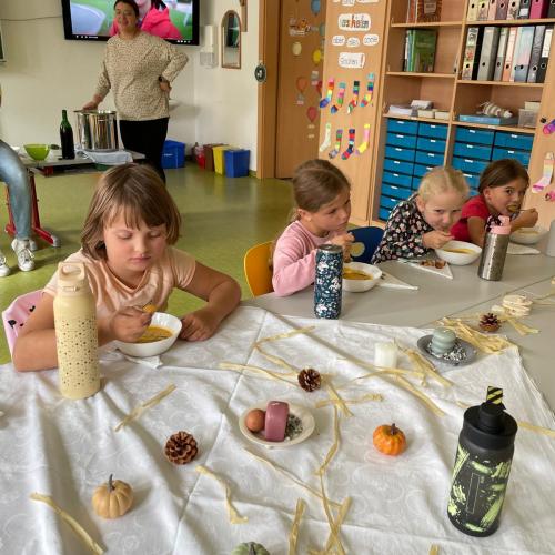Kinder essen die leckere Suppe