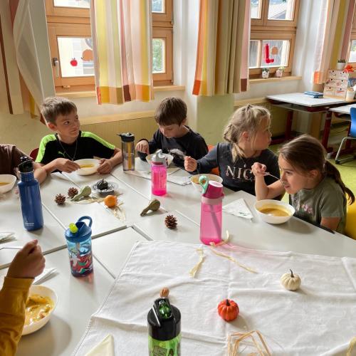 Kinder essen die leckere Suppe