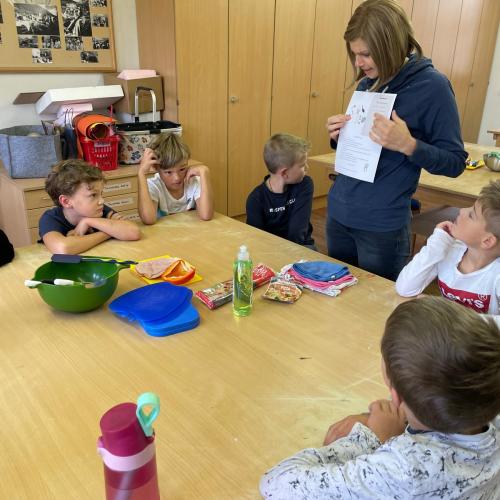 Kinder backen Pizzaschnecken