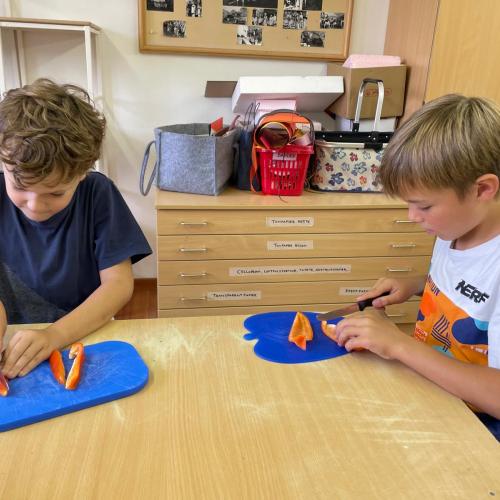 Kinder backen Pizzaschnecken