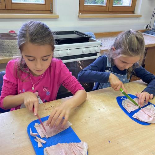 Kinder backen Pizzaschnecken