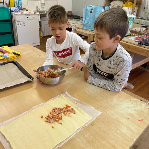Kinder backen Pizzaschnecken