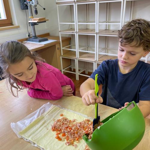 Kinder backen Pizzaschnecken