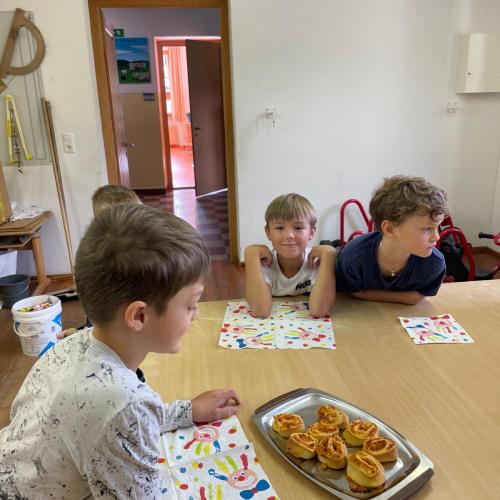 Kinder essen Pizzaschnecken