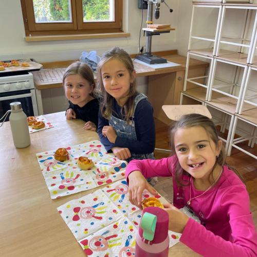 Kinder essen Pizzaschnecken