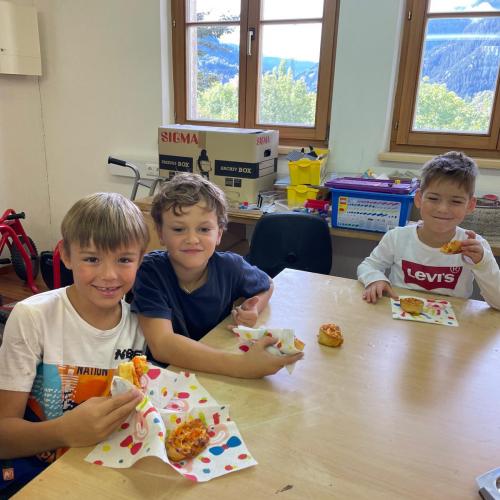 Kinder essen Pizzaschnecken