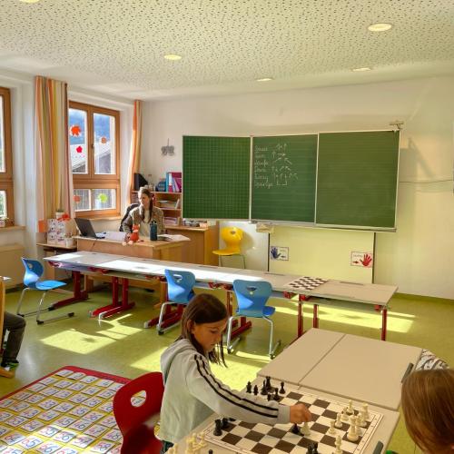Kinder lernen Schach spielen