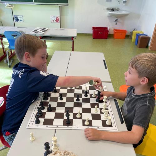 Kinder lernen Schach spielen