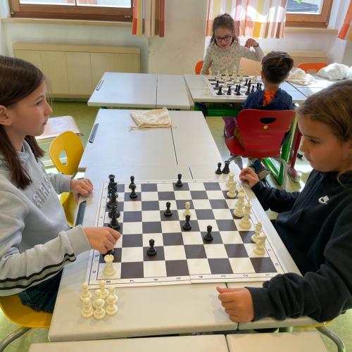 Kinder lernen Schach spielen