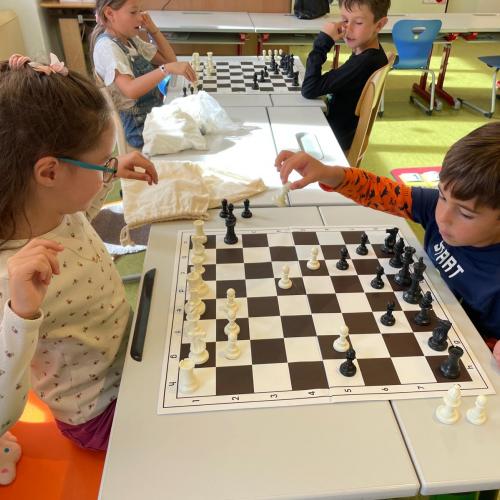 Kinder lernen Schach spielen
