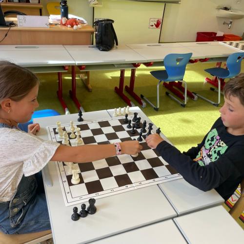 Kinder lernen Schach spielen