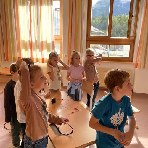 Kinder lernen über Strom