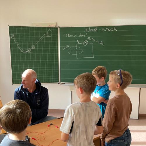 Kinder lernen über Strom