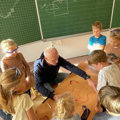 Kinder lernen über Strom