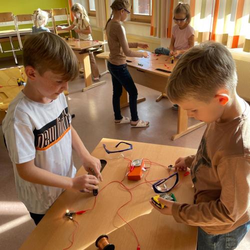 Kinder lernen über Strom
