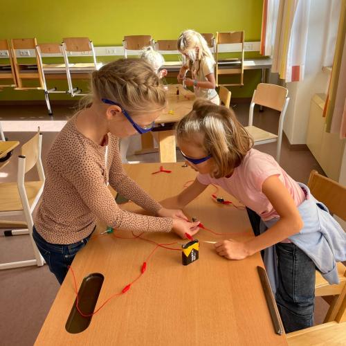 Kinder lernen über Strom