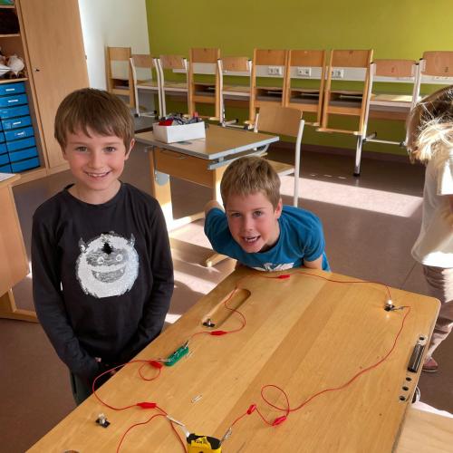 Kinder lernen über Strom