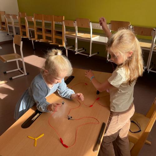 Kinder lernen über Strom