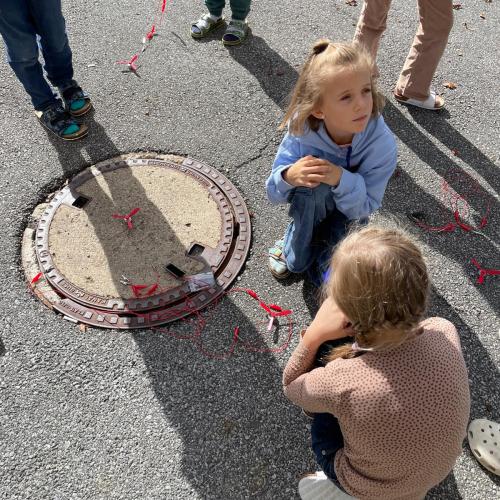 Kinder lernen über Strom