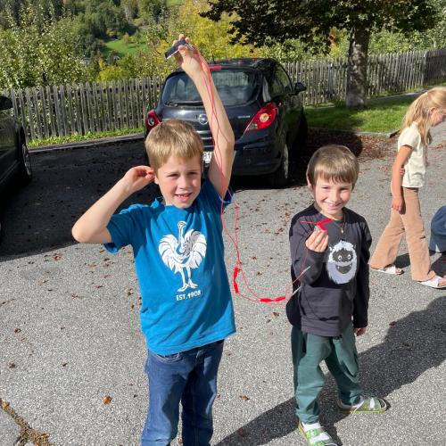 Kinder lernen über Strom