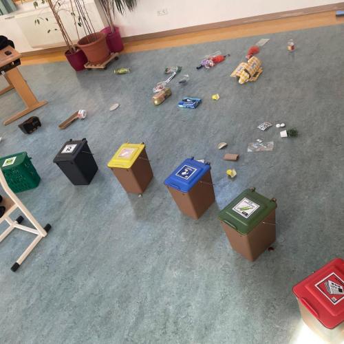 Michaela erklärt den Kindern die Mülltrennung