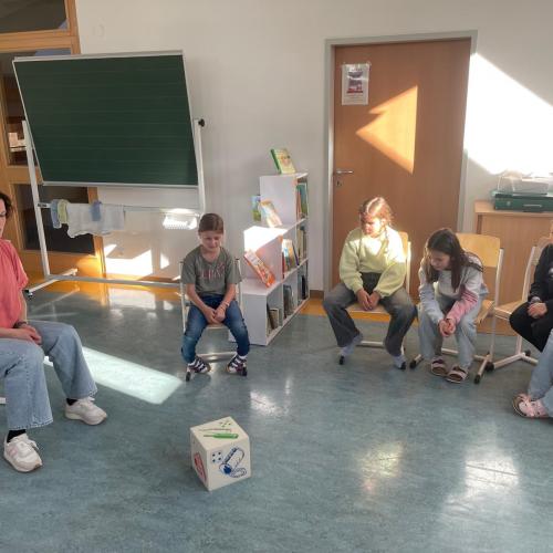 Michaela erklärt den Kindern die Mülltrennung