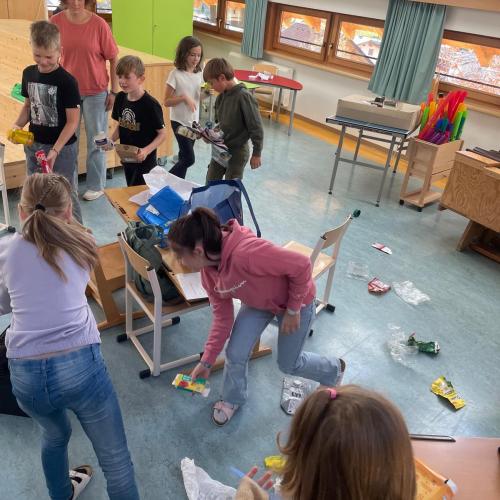 Michaela erklärt den Kindern die Mülltrennung