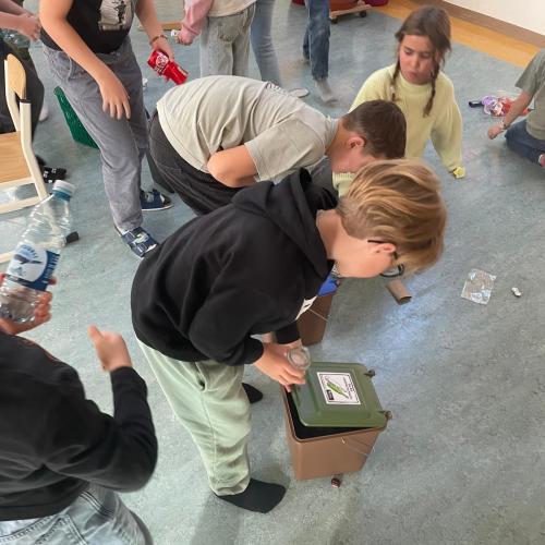 Michaela erklärt den Kindern die Mülltrennung