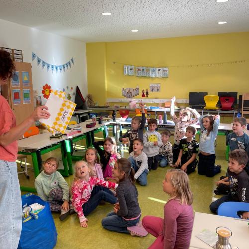 Michaela erklärt den Kindern die Mülltrennung
