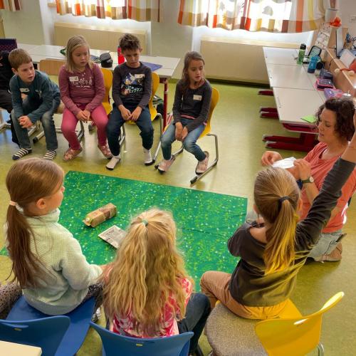 Michaela erklärt den Kindern die Mülltrennung