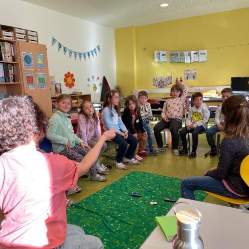 Michaela erklärt den Kindern die Mülltrennung