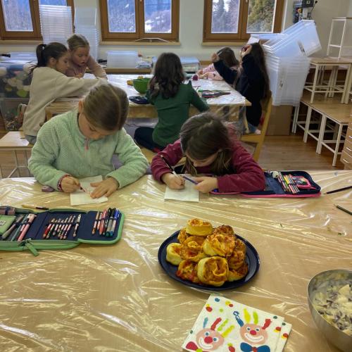 Kinder backen Pizzaschnecken