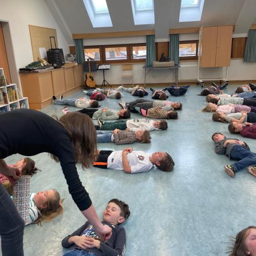 Kinder bei der Bewegungseinheit