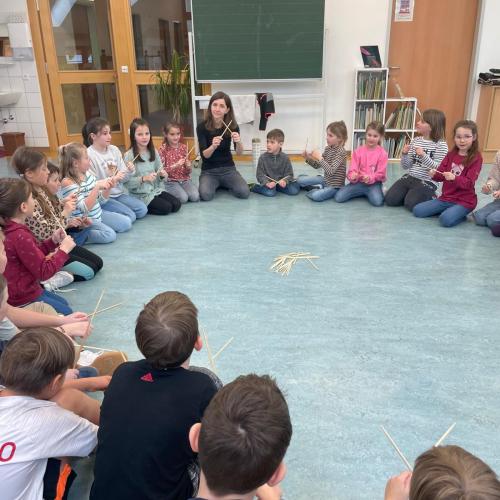Kinder bei der Bewegungseinheit