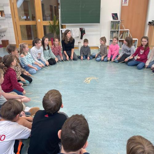 Kinder bei der Bewegungseinheit
