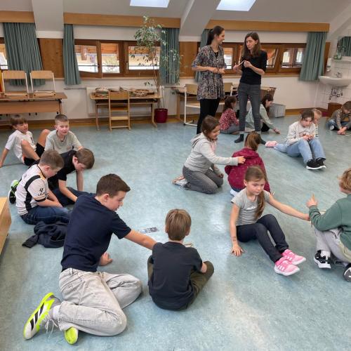 Kinder bei der Bewegungseinheit