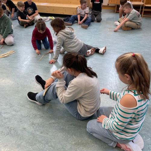 Kinder bei der Bewegungseinheit
