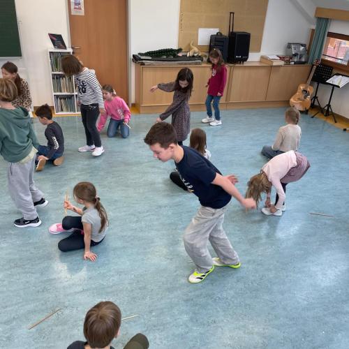 Kinder bei der Bewegungseinheit
