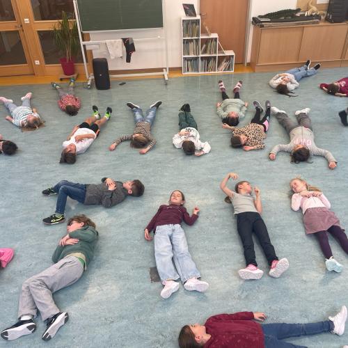 Kinder bei der Bewegungseinheit
